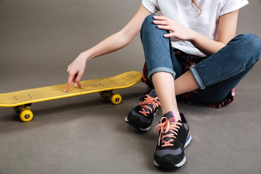outfit con zapatillas negras
