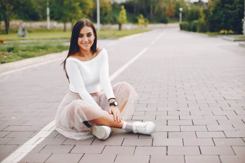 outfits con zapatillas neutras