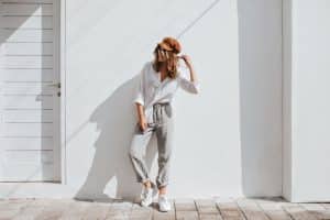 outfits con zapatillas neutras