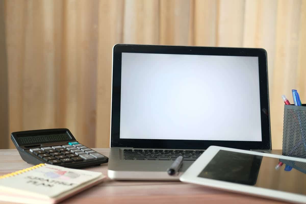Imagen de Cómo ordenar cables y periféricos para un escritorio más funcional