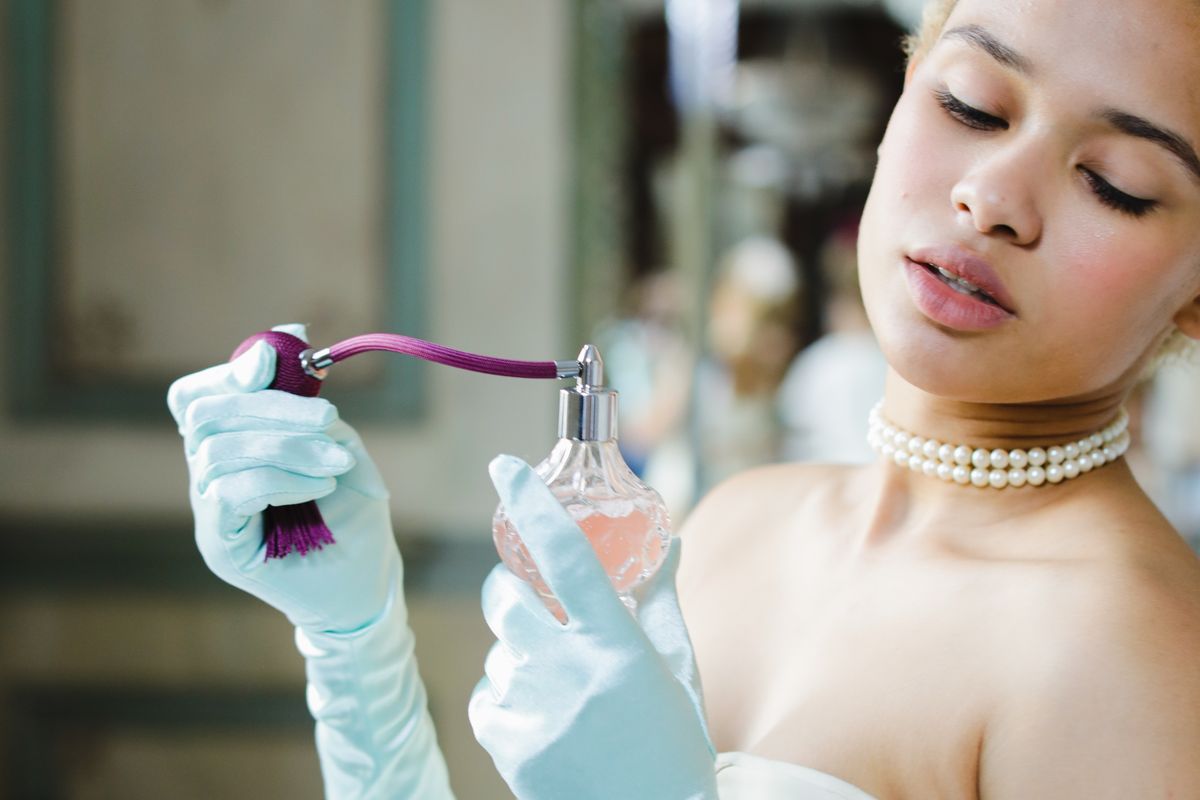 Aplicación de perfume vintage en piel
