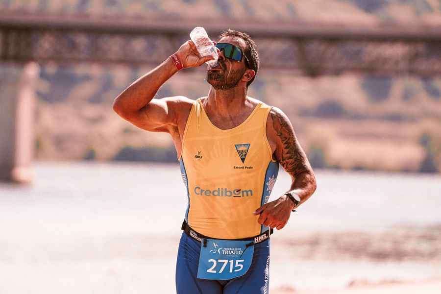 atleta masculino hidratacion maraton 2 Atleta masculino hidratación en maratón