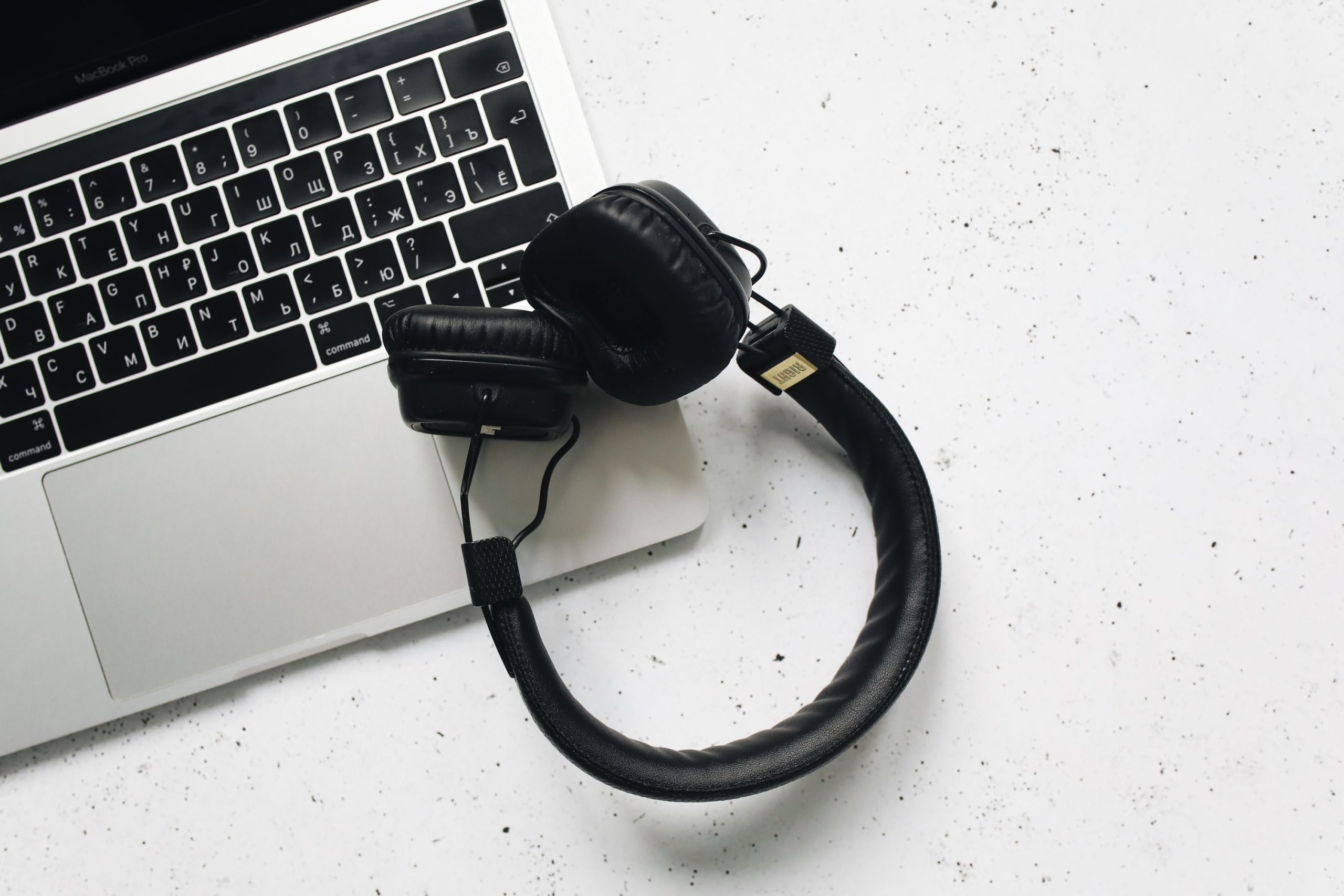 Audífonos Over-Ear con laptop