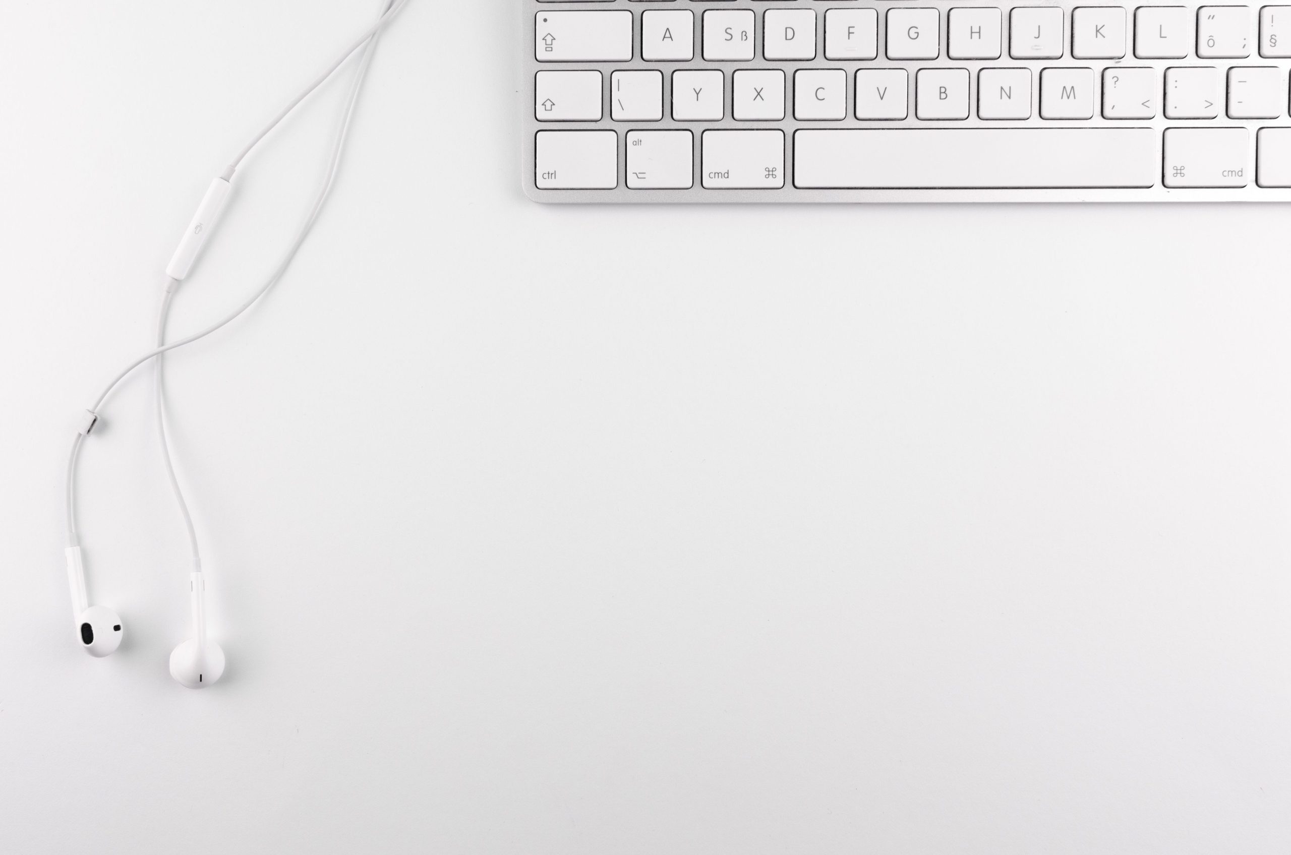 audifonos teclado escritorio minimalista 2 scaled Audífonos y teclado en escritorio minimalista