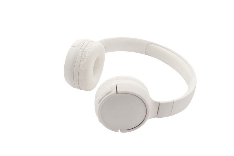 Auriculares inalámbricos blancos minimalistas