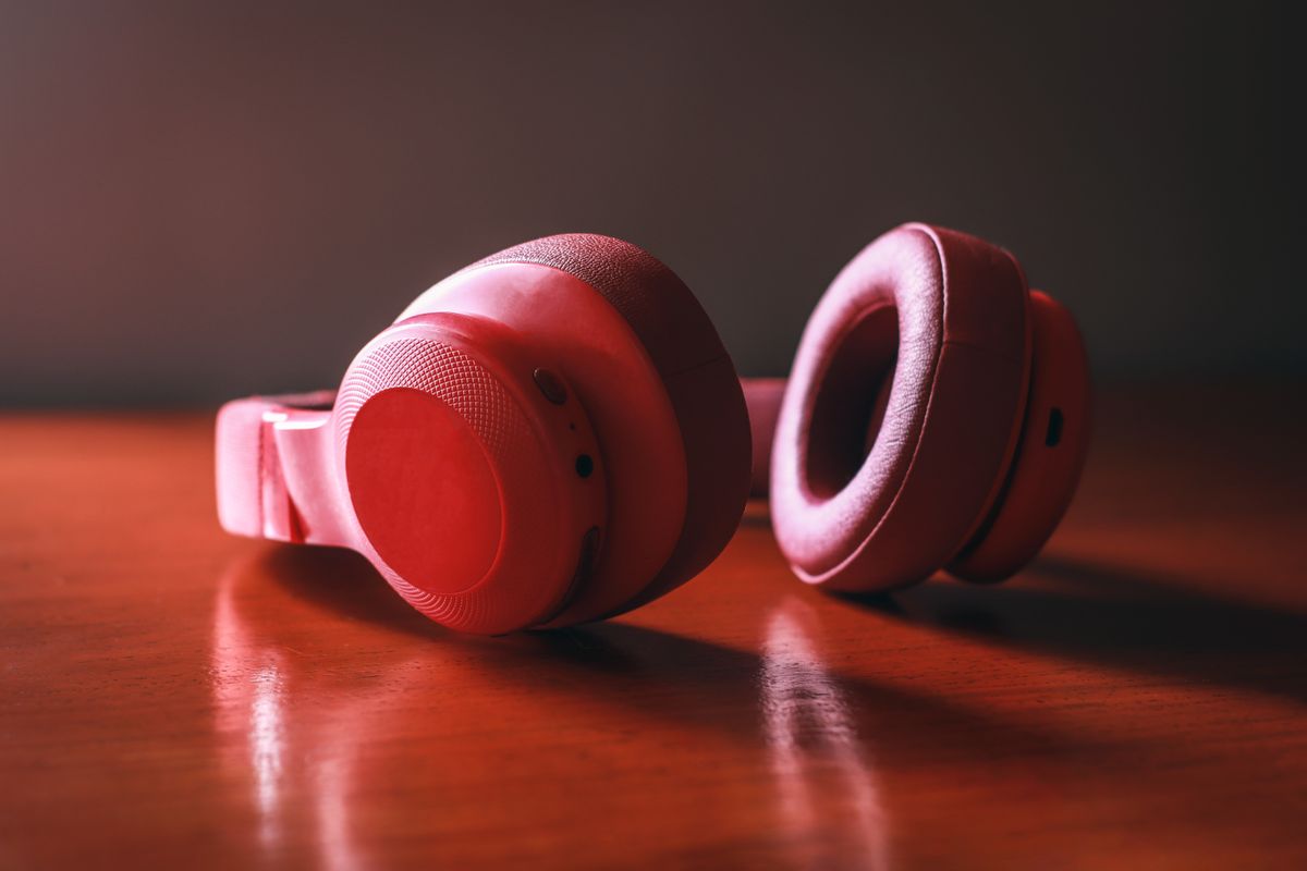 Auriculares inalámbricos rojos diseño moderno