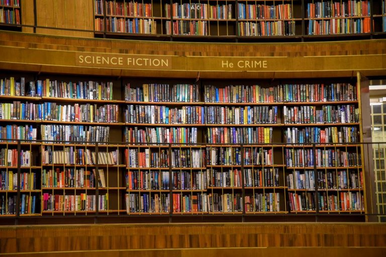 Biblioteca con libros de ciencia ficción