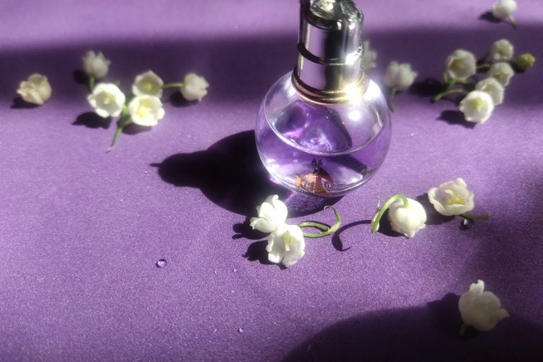 Botella de perfume con notas de lirio del valle