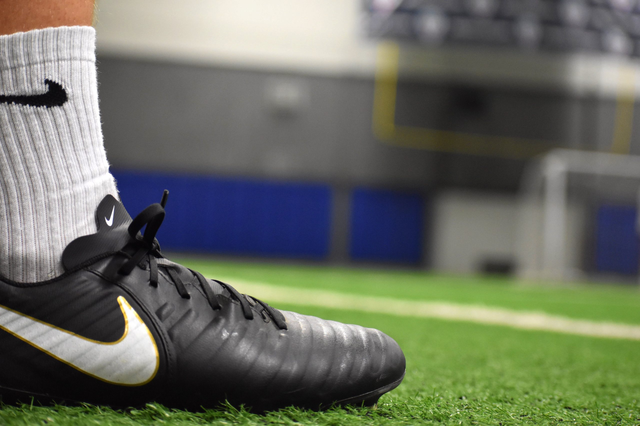 botines futbol innovacion deportiva 2 scaled Botines de fútbol para innovación deportiva