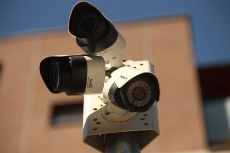 Cámaras de seguridad con visión nocturna urbana