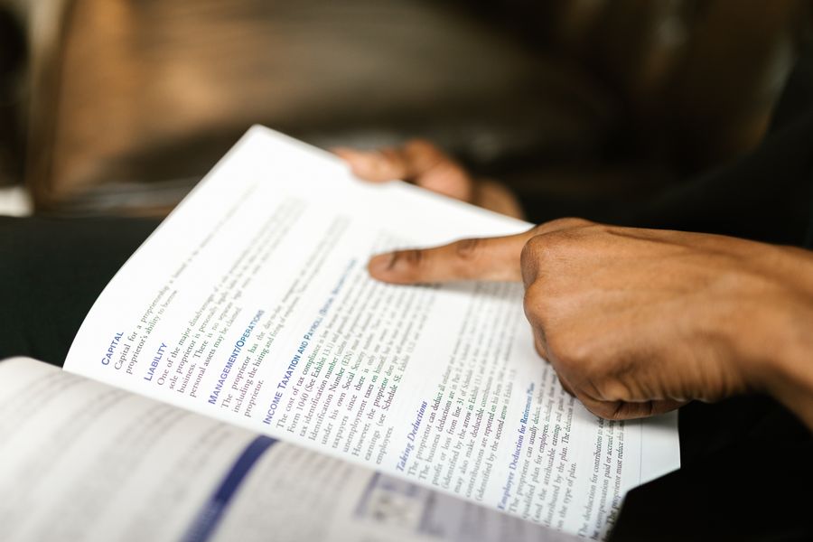 Contenido financiero en libro educativo