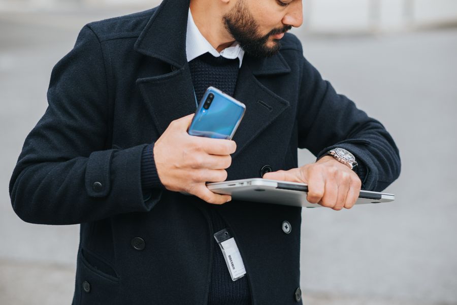 Empleado remoto con smartphone y laptop