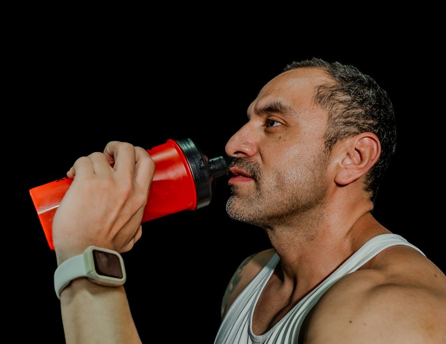 hombre fitness batido bcaa 2 Hombre fitness con batido de BCAA