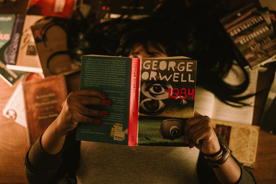 Libro 1984 de George Orwell en lectura