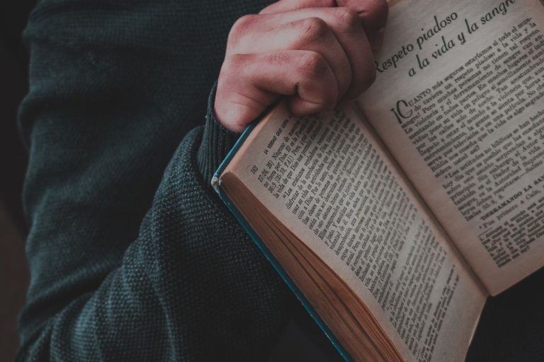 Libro físico en español abierto