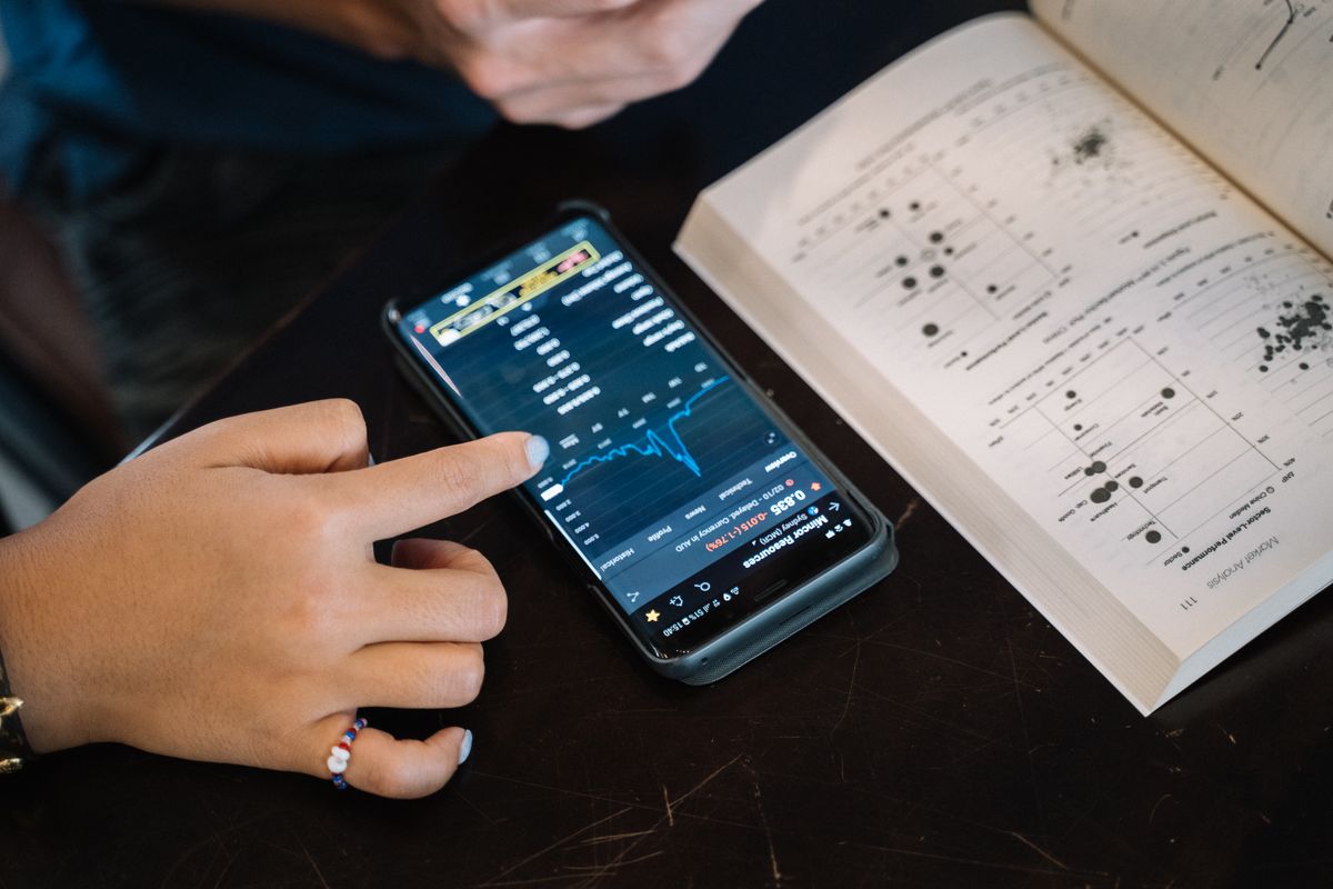 Libros de finanzas personales y smartphone financiero