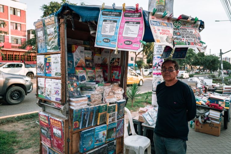 Libros de historia del Perú en puesto callejero