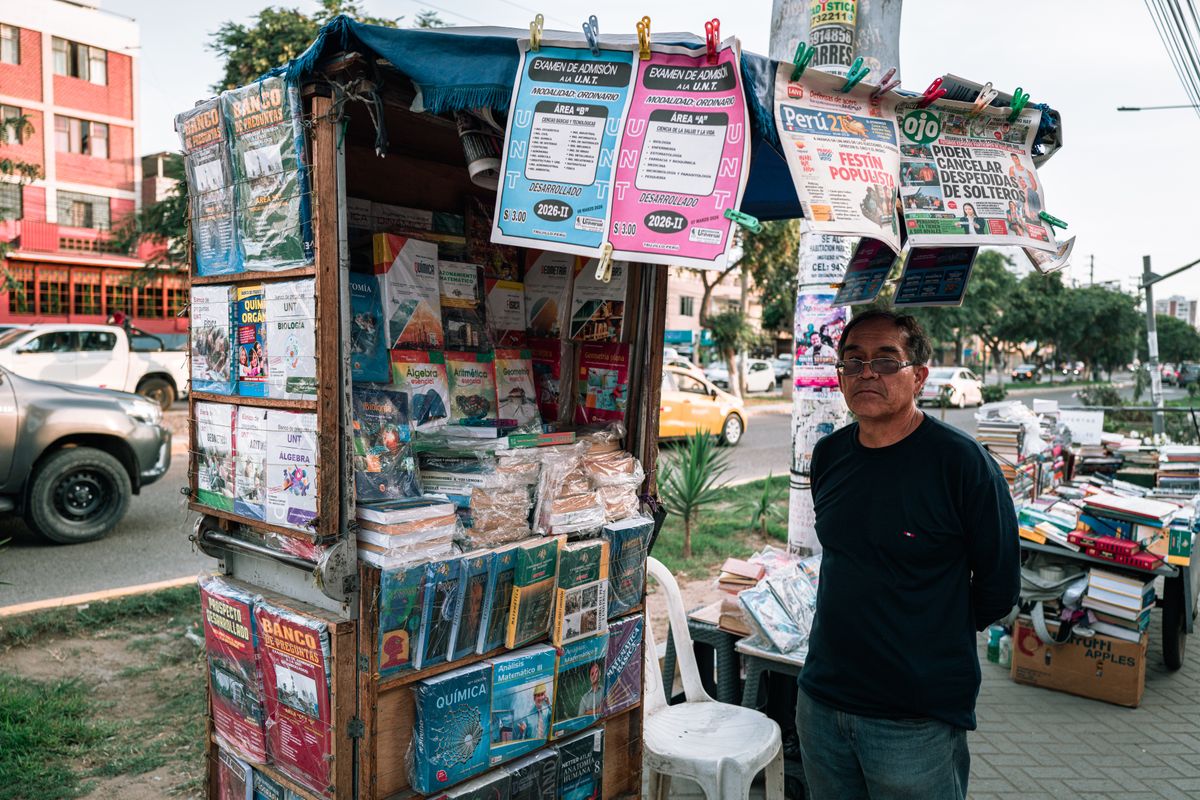 Libros de historia del Perú en puesto callejero