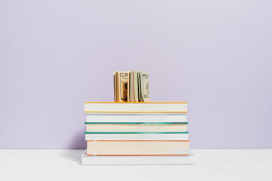 Libros recomendados con billetes dólares
