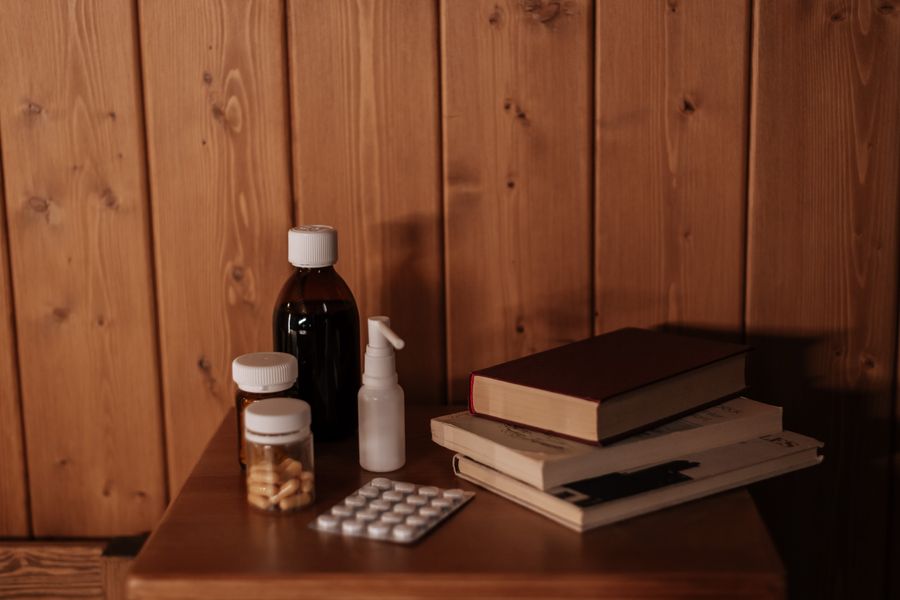 Medicamentos y libros sobre melatonina