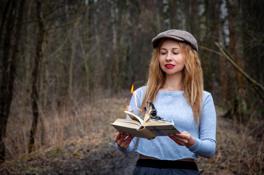 Mujer leyendo libro misterioso