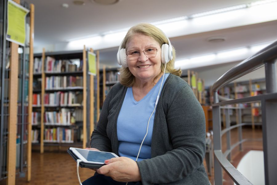mujer mayor audiolibros tablet 2 Mujer mayor con audiolibros en tablet
