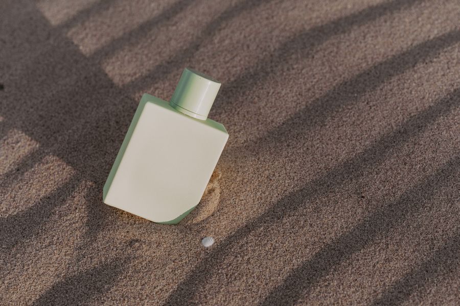 perfume minimalista arena playa 2 Perfume minimalista en arena de playa