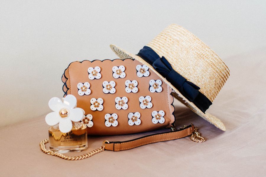Perfumes de verano y accesorios florales