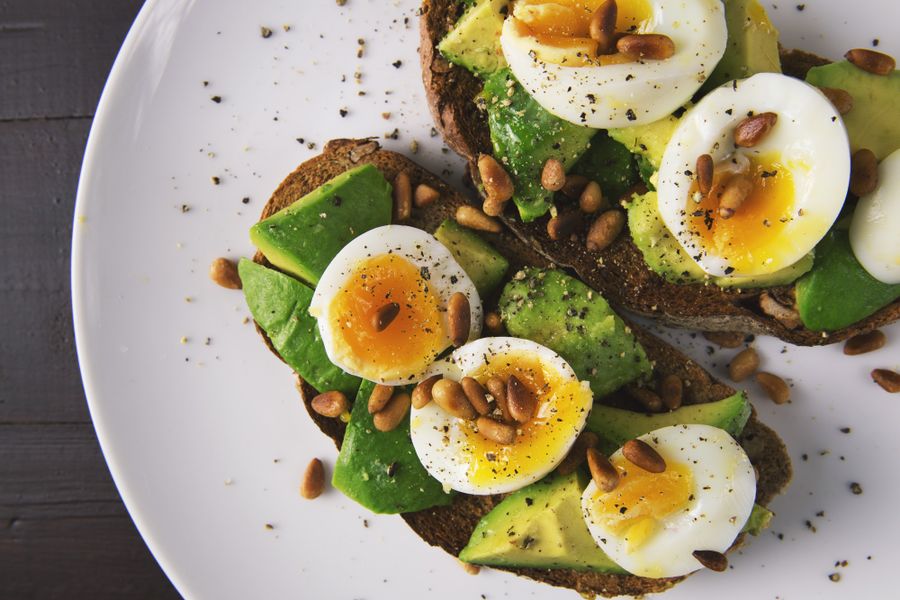 Tostada de aguacate con huevos fuente de vitamina D