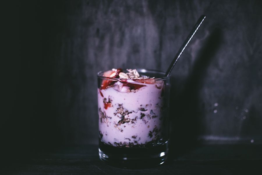 Yogur con probióticos y granola saludable