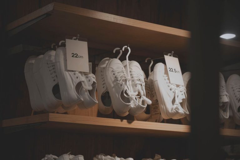 Zapatillas blancas minimalistas en tienda