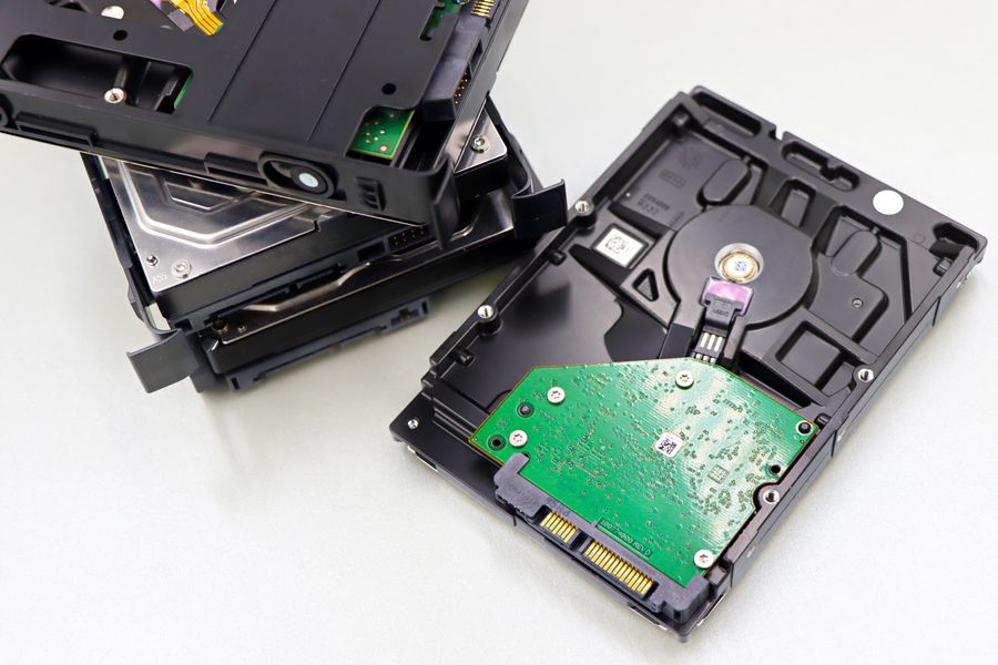 Componentes internos de discos duros HDD y SSD